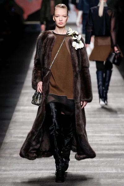 Look 18